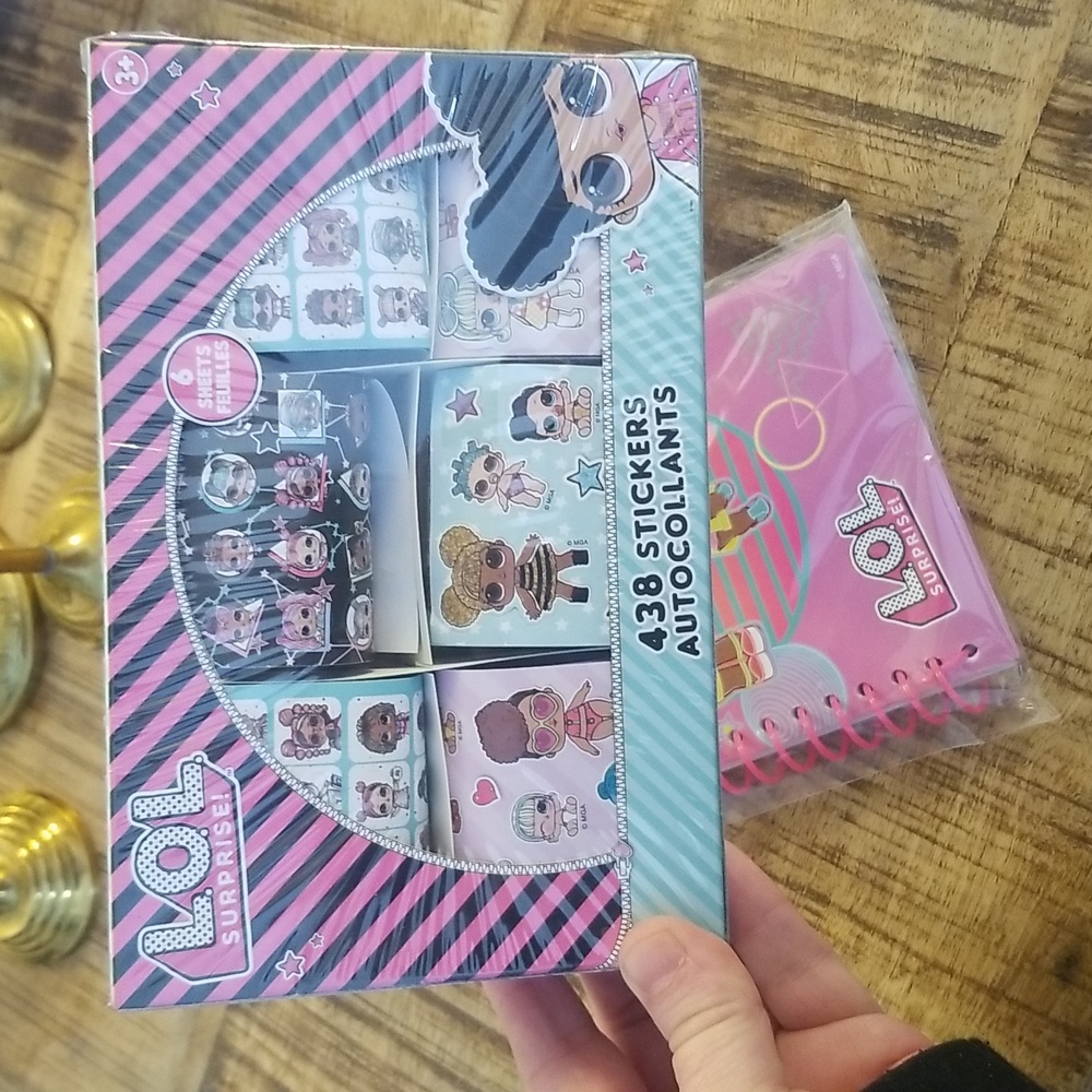 🆕 LOL Surprise Stickers & Notebook - Picture 2 of 3